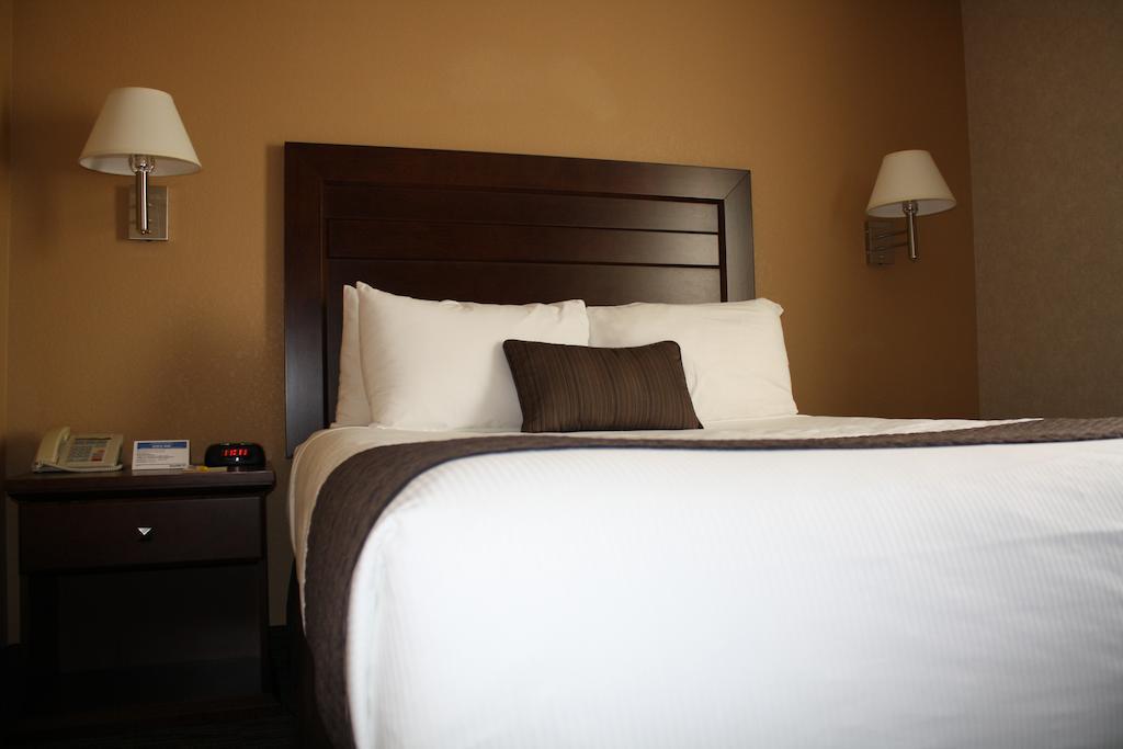 Days Inn By Wyndham Estevan Экстерьер фото